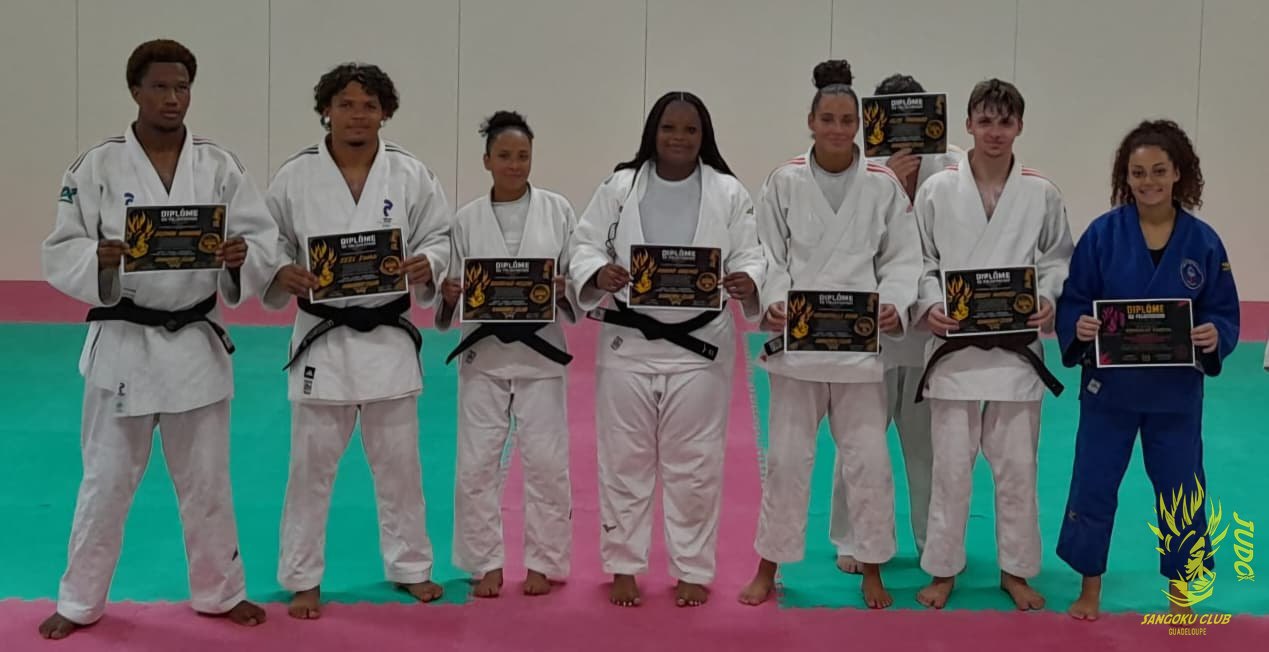 Les 7 bacheliers du Sangoku Club recevant leur diplôme, en kimono avec leurs enseignants