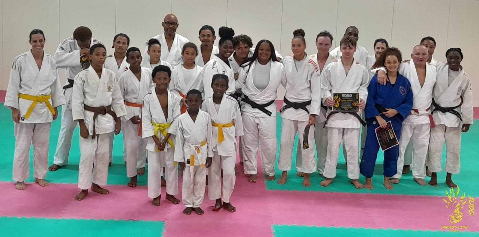 Photo de groupe du Sangoku Club après la remise des diplômes, avec toutes les générations réunies