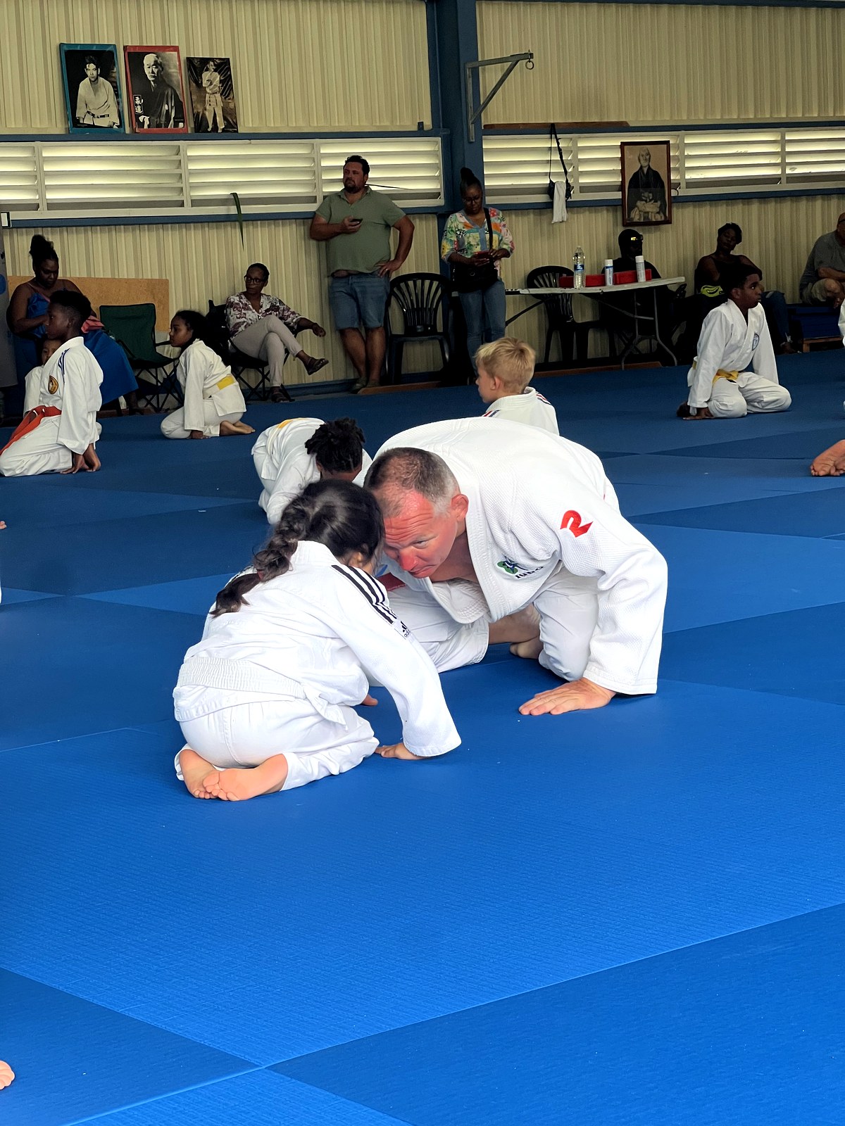 William SEEL salue une jeune élève — Sangoku Club